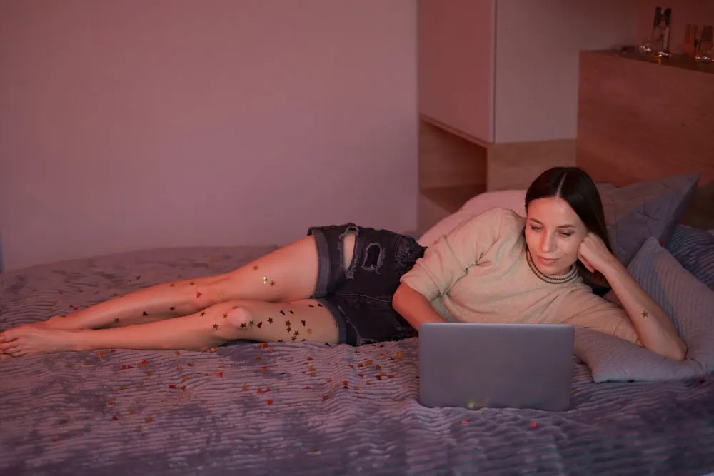 Cam Girls Online: Premium vs Free Shows and What You're Really Getting in 2025